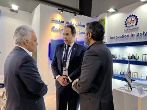 سرپرست سازمان صنعت، معدن و تجارت  استان تهران، آقای دکتر سیجانی ، در ایران پلاست هفدهم در غرفه شرکت دانش بنیان رخشان پلیمر صنعت حضور یافتند